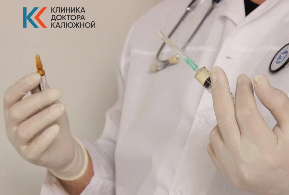 Врач держит в руках шприц и ампулу для кодирования от алкоголизма